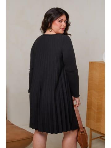 Curvy Lady Kleid in Schwarz