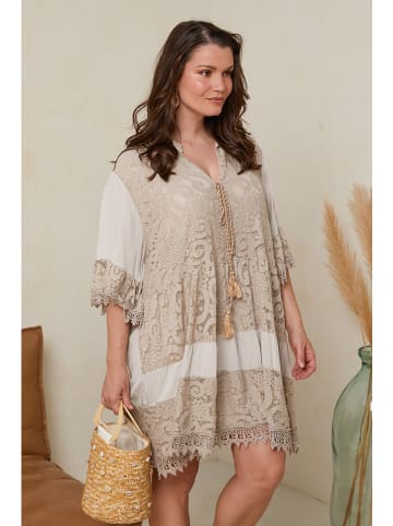 Curvy Lady Sukienka w kolorze beżowym