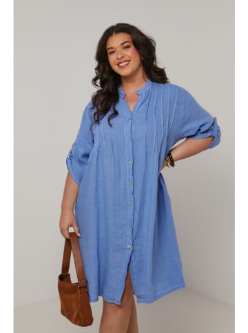 Curvy Lady Lniana sukienka w kolorze niebieskim