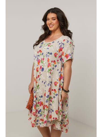 Curvy Lady Sukienka w kolorze beżowym