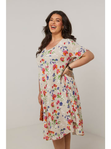 Curvy Lady Sukienka w kolorze beżowym