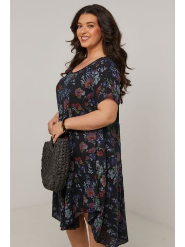 Curvy Lady Sukienka w kolorze czarnym