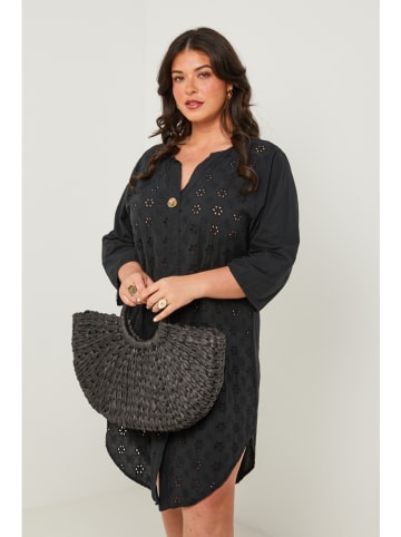 Curvy Lady Sukienka w kolorze czarnym