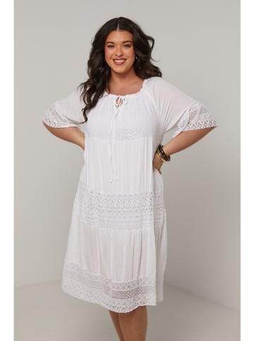 Curvy Lady Sukienka w kolorze białym