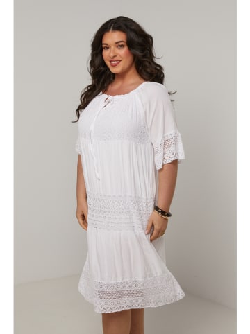 Curvy Lady Kleid in Weiß