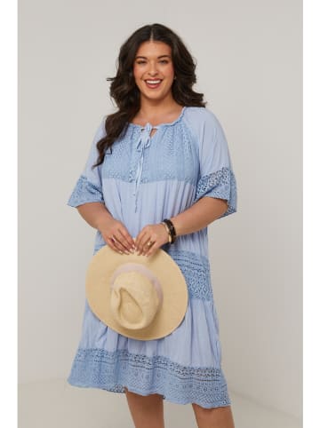 Curvy Lady Sukienka w kolorze błękitnym