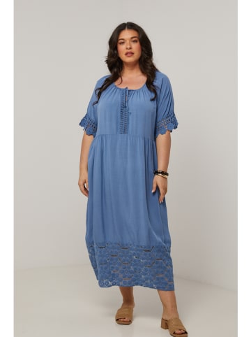 Curvy Lady Sukienka w kolorze niebieskim