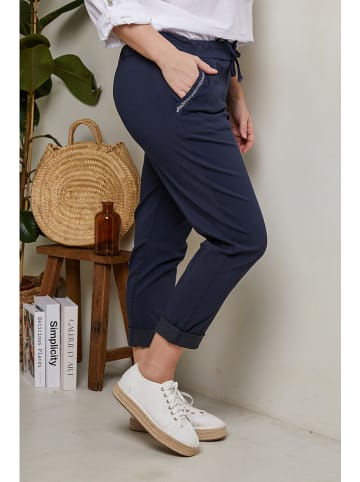 Curvy Lady Spodnie w kolorze granatowym