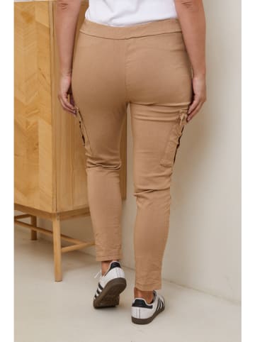 Curvy Lady Bojówki w kolorze jasnobrązowym