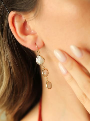 L'Atelier de Gaia Vergulde oorhangers met parels