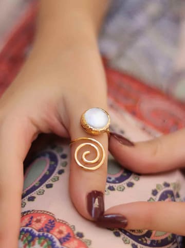 L'Atelier de Gaia Pozłacany pierścionek z kamieniem księżycowym