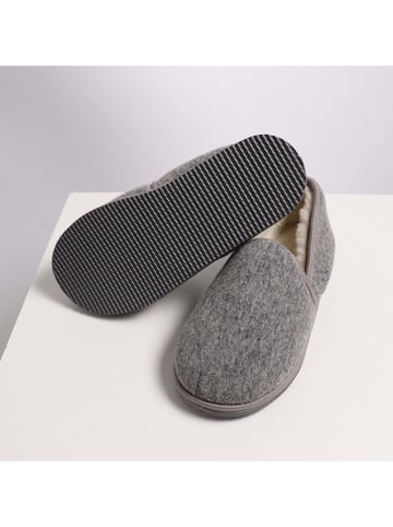 Kaiser Naturfellprodukte Kapcie wełniane w kolorze szarym