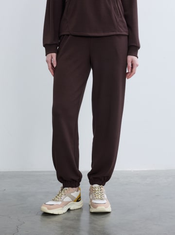 BGN Spodnie dresowe w kolorze brązowym
