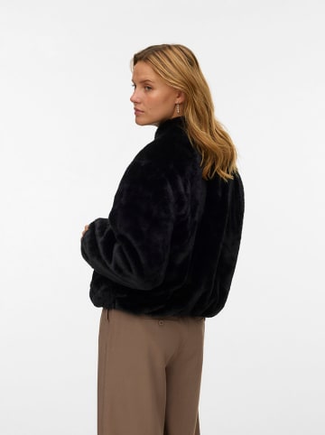 Vero Moda Kurtka w kolorze czarnym ze sztucznego futerka