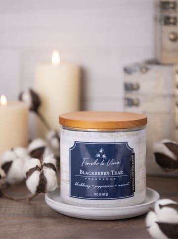 Colonial Candle Duftkerze "Blackberry Teak" in Weiß - 411 g