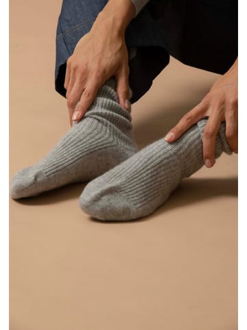 Perfect Cashmere Kaszmirowe skarpety "Molilou" w kolorze jasnoszarym