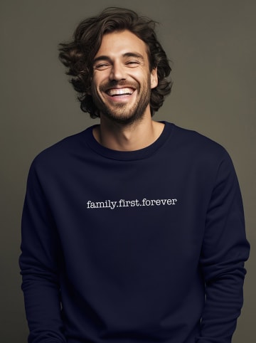 WOOOP Sweatshirt "Family First Forever" in Dunkelblau