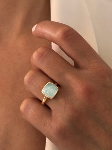 Les Petites Précieuses Pozłacany pierścionek z chalcedonem