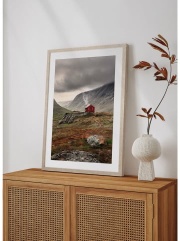 Ars Longa Gerahmter Kunstdruck "Red Chalet In The Mountains" - (L)70 x (B)50 cm