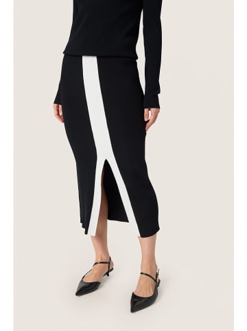 Soaked in Luxury Rock in Schwarz