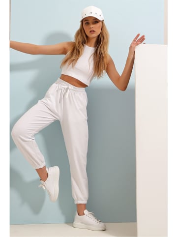 Happiness Istanbul Sweathose in Creme