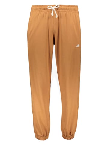 New Balance Spodnie dresowe "Athletics Remastered" w kolorze jasnobrązowym