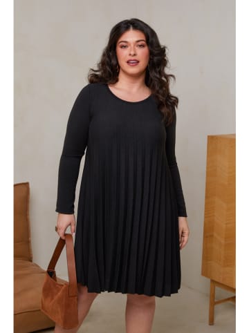 Curvy Lady Kleid in Schwarz