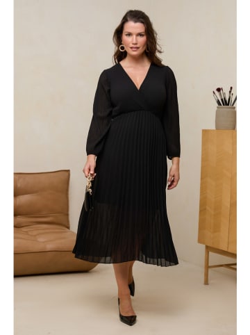 Curvy Lady Plissekleid in Schwarz