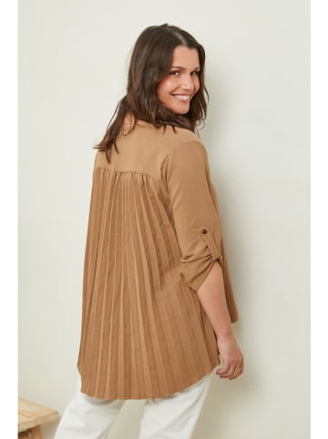 Curvy Lady Bluse in Camel