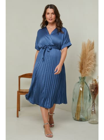 Curvy Lady Plisseekleid in Blau