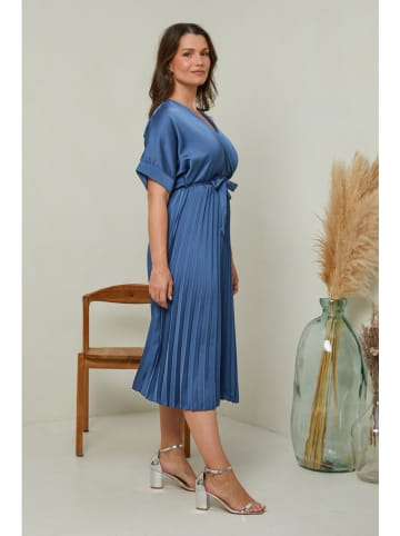 Curvy Lady Plisséjurk blauw