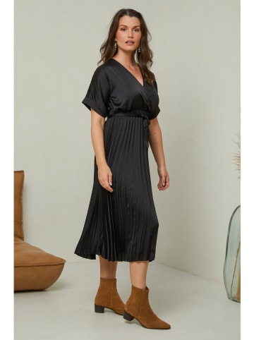 Curvy Lady Plisseekleid in Schwarz