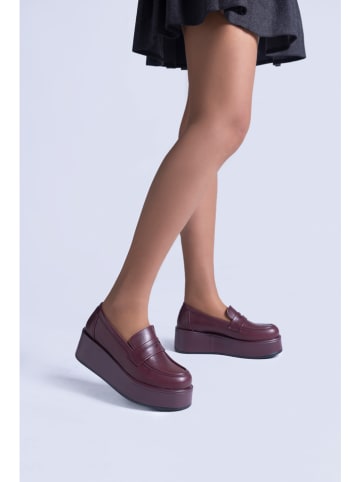 C'M Mokasyny w kolorze czerwonym na koturnie