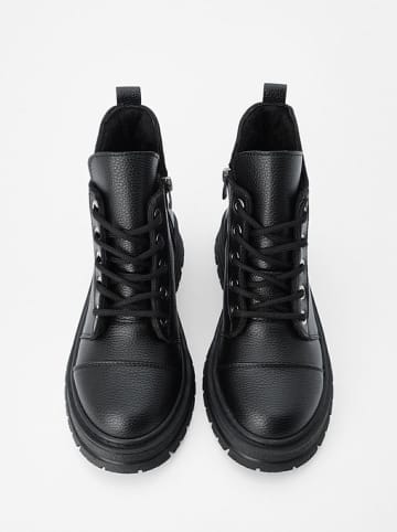 trendyol Boots in Schwarz