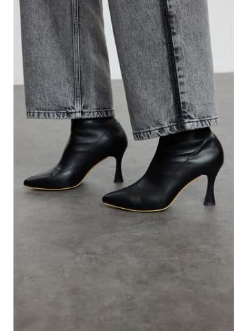 trendyol Stiefeletten in Schwarz