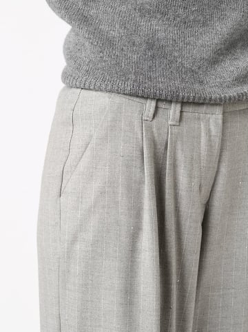 Toni Hose in Grau