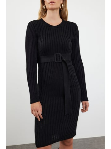 trendyol Kleid in Schwarz