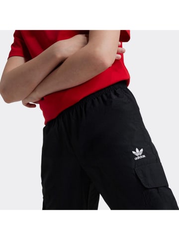 adidas Cargohose in Schwarz