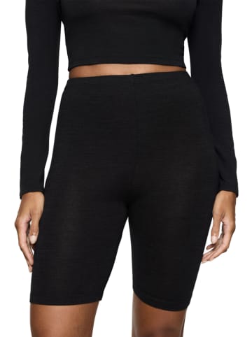 Triumph Shorts in Schwarz