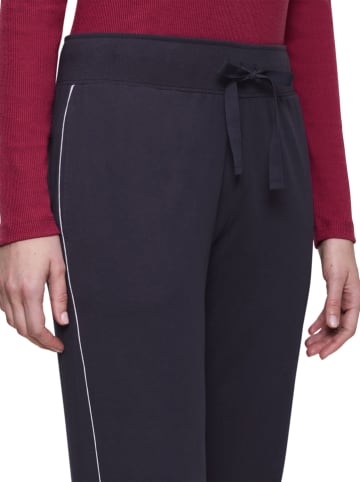 Triumph Spodnie w kolorze granatowym