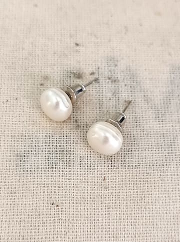 atelier MIU Witvergulde oorstekers met parelmoer