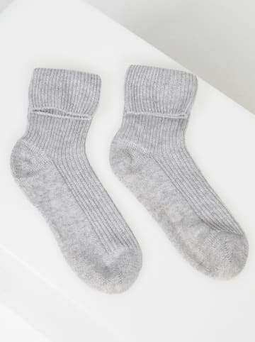 Just Cashmere Kaszmirowe skarpety "Dayaya" w kolorze jasnoszarym