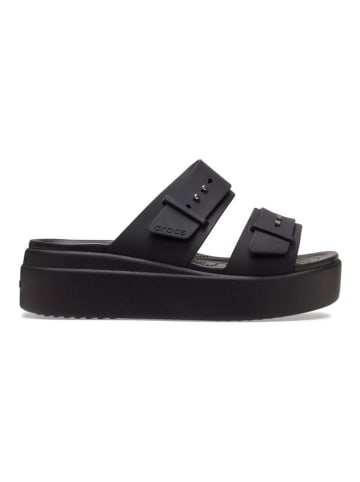 Crocs Klapki "Brooklyn Buckle" w kolorze czarnym na koturnie
