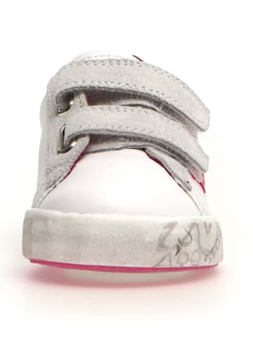 Naturino Skórzane sneakersy "Kristil" w kolorze białym ze wzorem