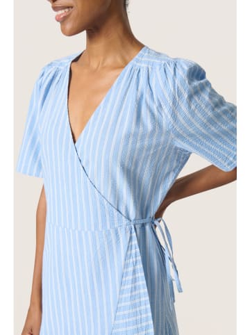 Soaked in Luxury Sukienka w kolorze błękitno-białym