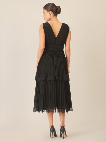 APART Plisseekleid in Schwarz