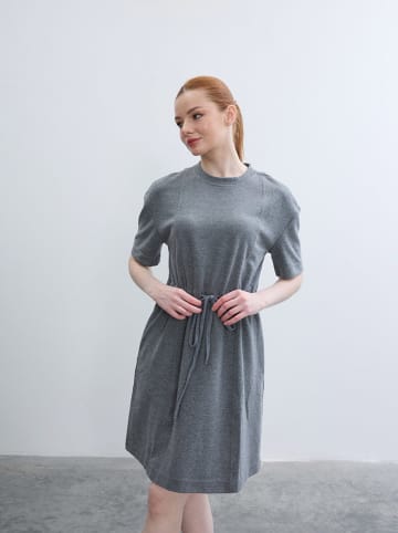 BGN Sukienka w kolorze szarym