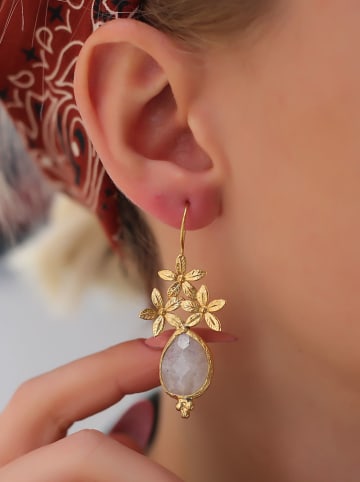 L'Atelier de Gaia Vergulde oorhangers met edelstenen