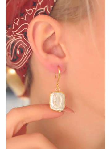 Pierres delicates Vergulde oorhangers met parelmoer