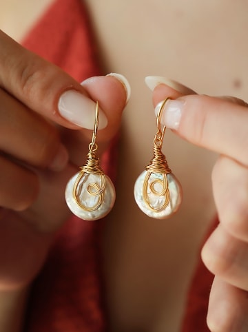 Pierres delicates Vergulde oorhangers met parels